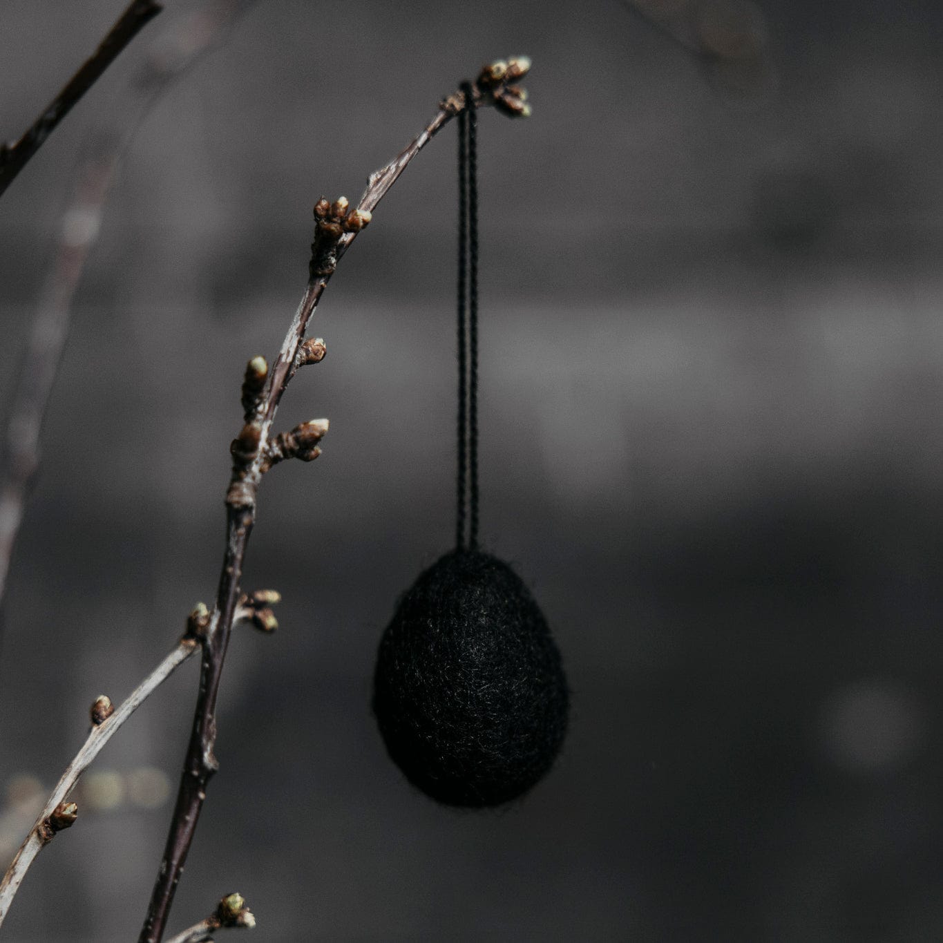 Ullas Osterei aus Filz - schwarz