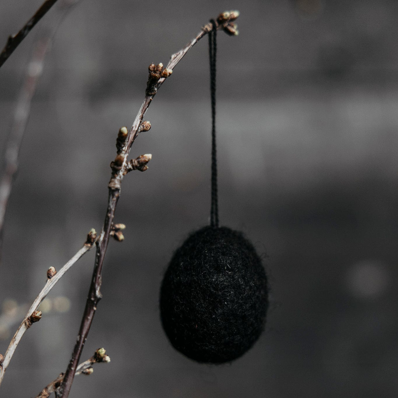 Ullas Osterei aus Filz - schwarz