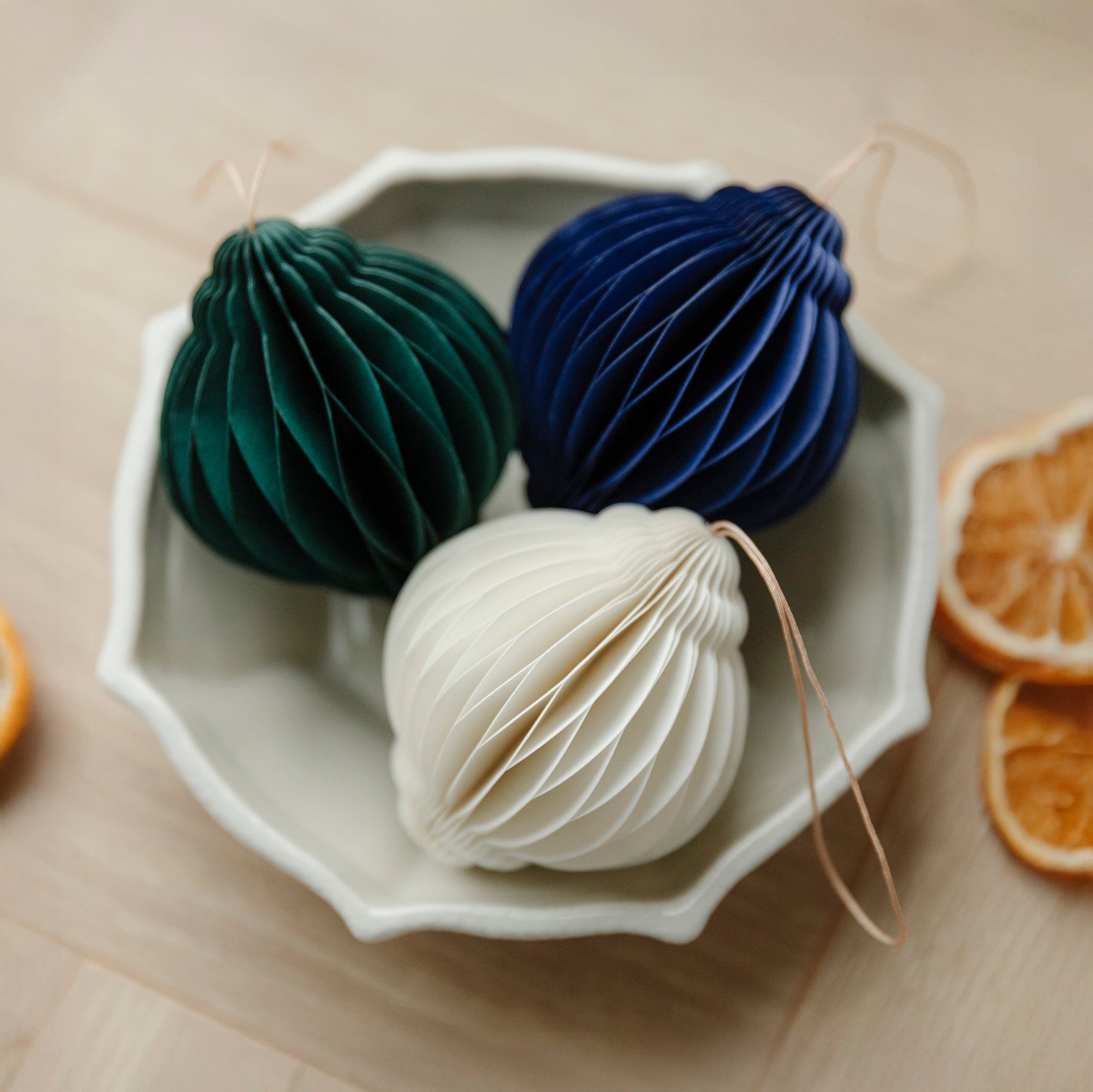 Papieranhänger Kugel Ornament - verschiedene Farben