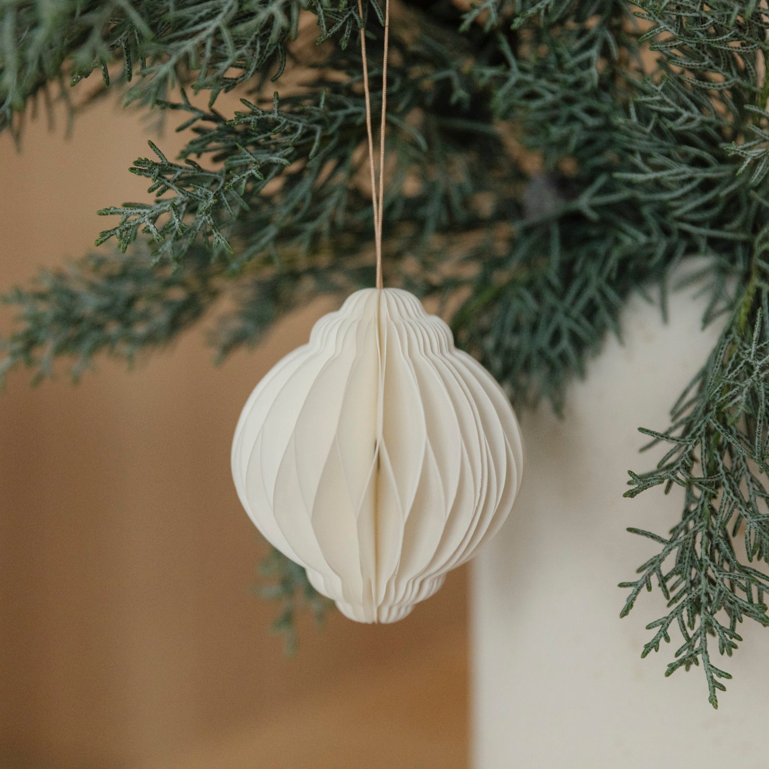 Papieranhänger Kugel Ornament - verschiedene Farben