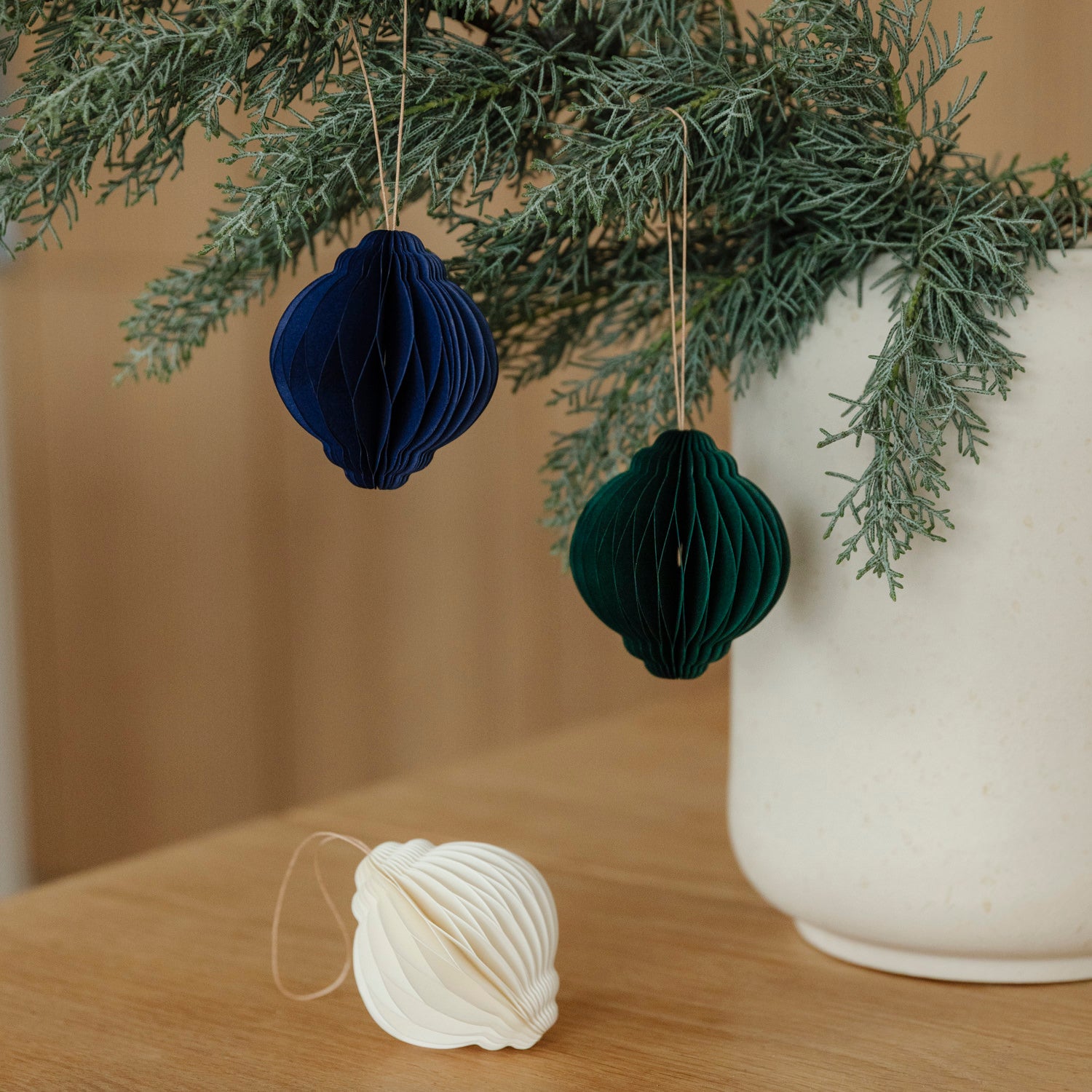 Papieranhänger Kugel Ornament - verschiedene Farben