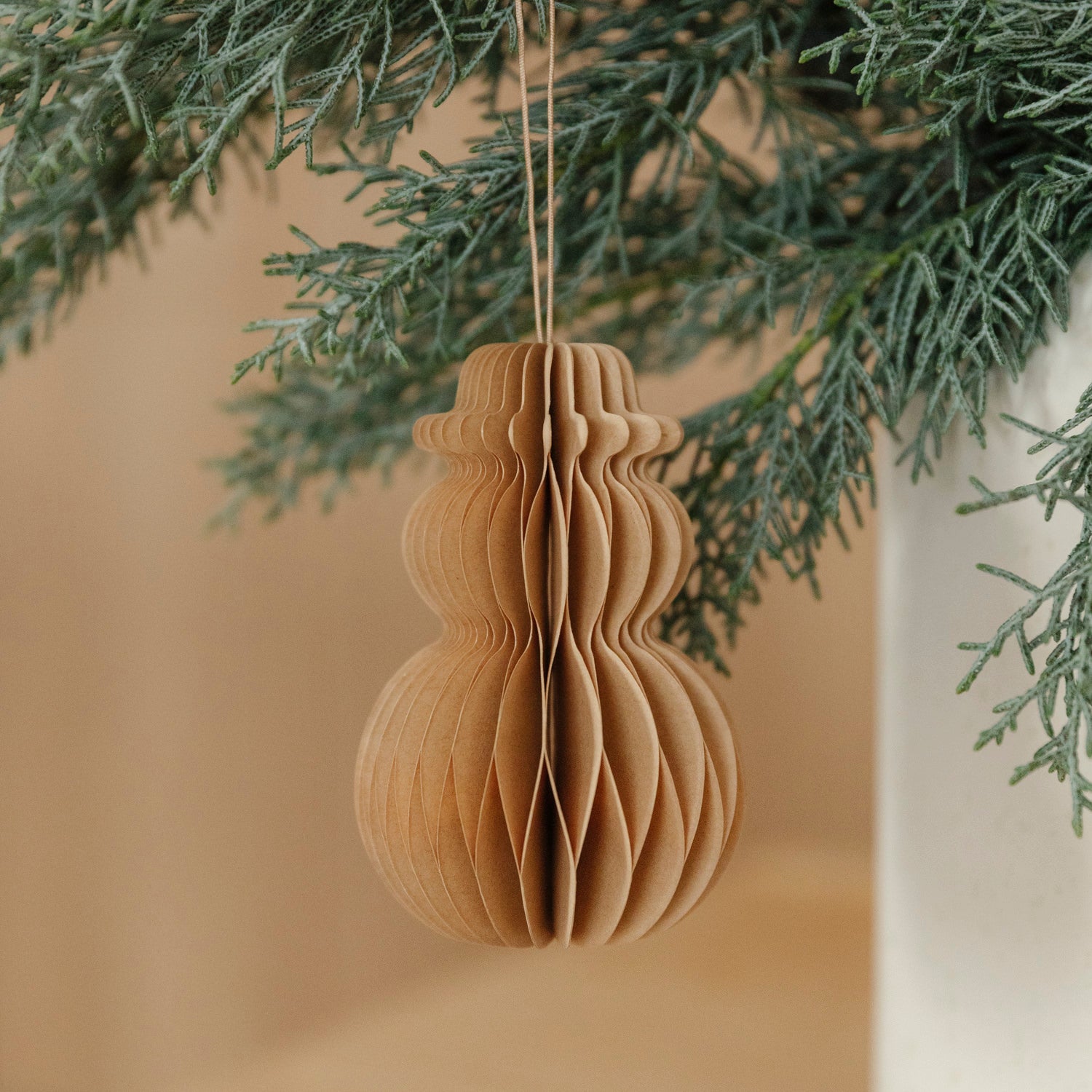 Papieranhänger Schneemann - hellbraun