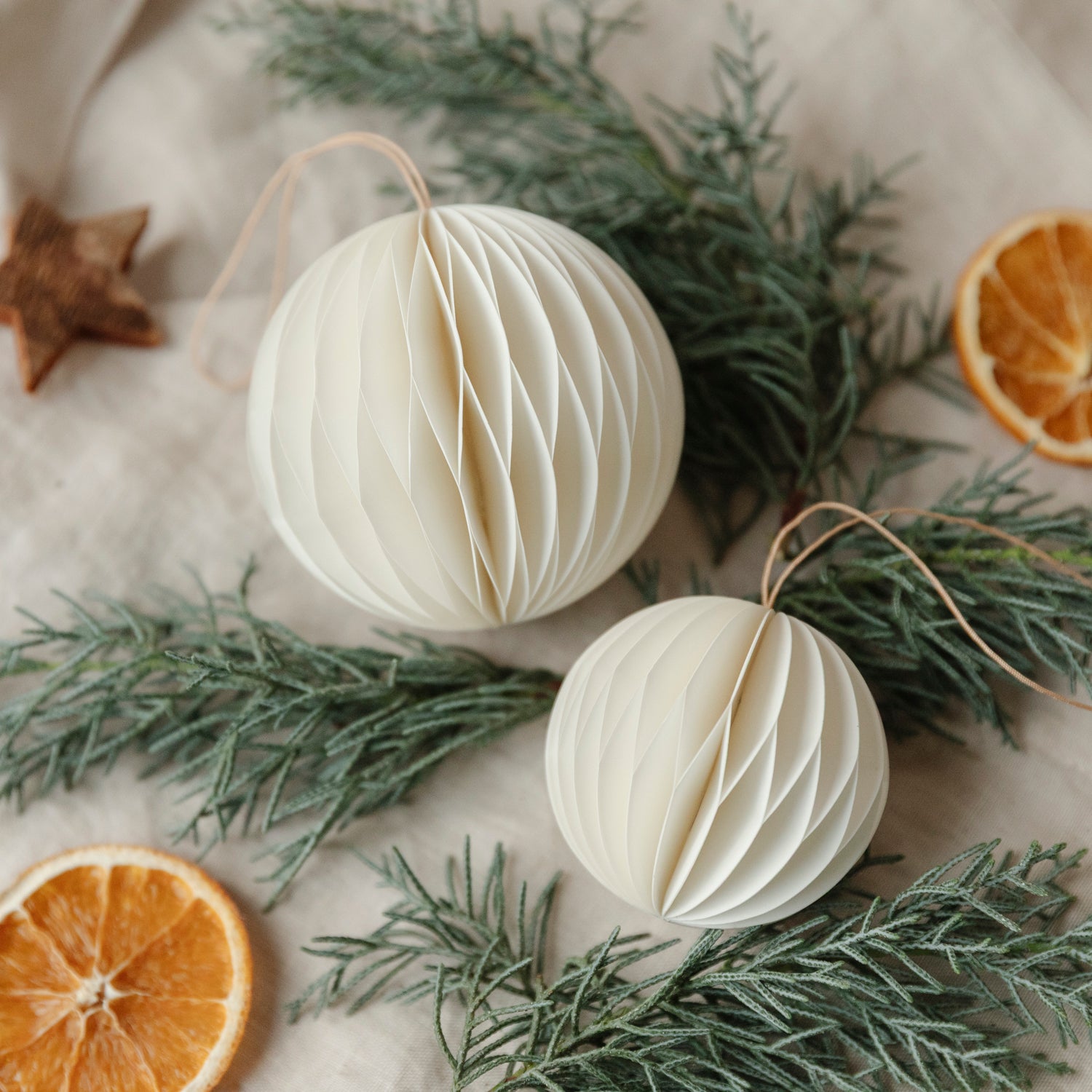 Papieranhänger Kugel - weiß