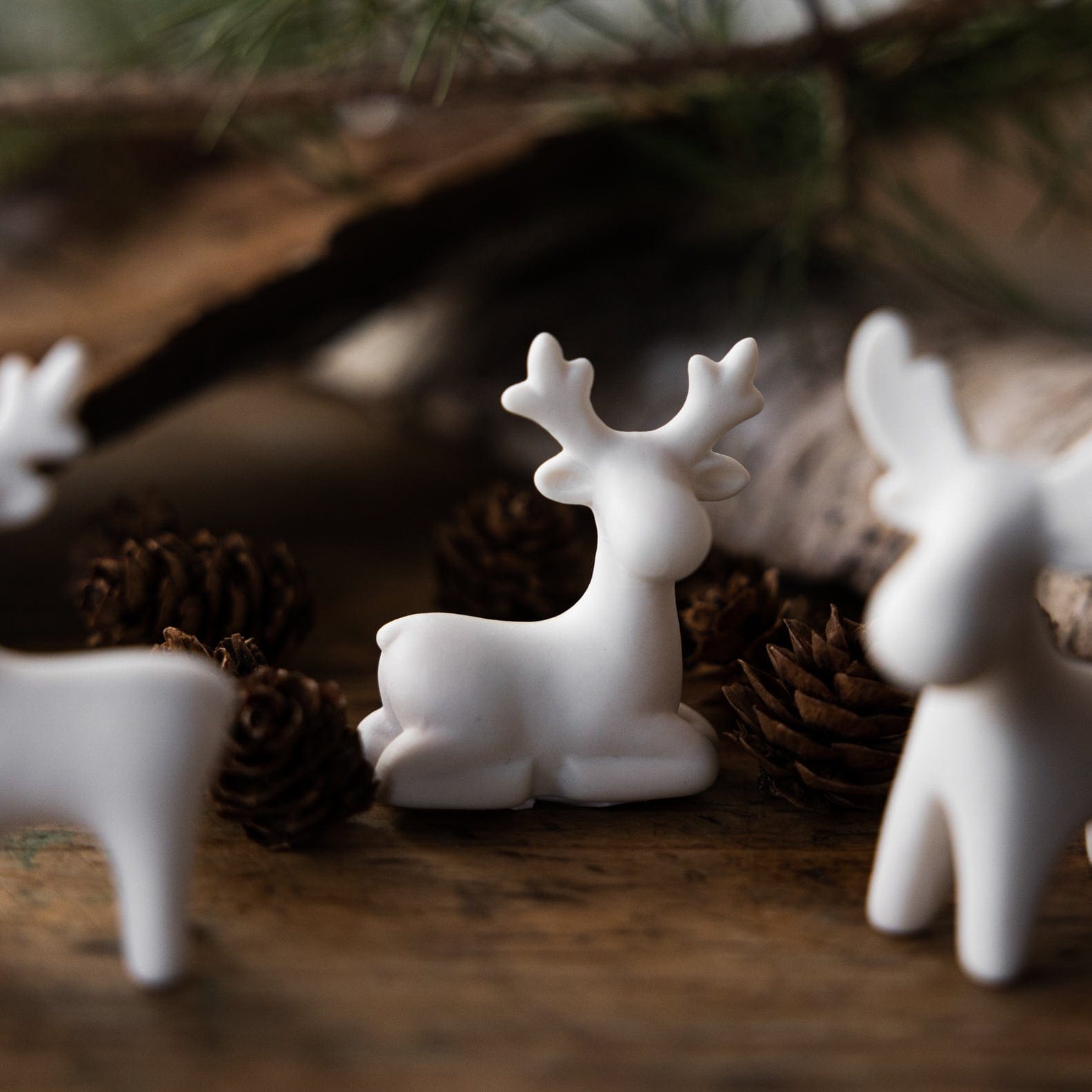 Weihnachtsfigur Rentier Sten sitzend- weiß