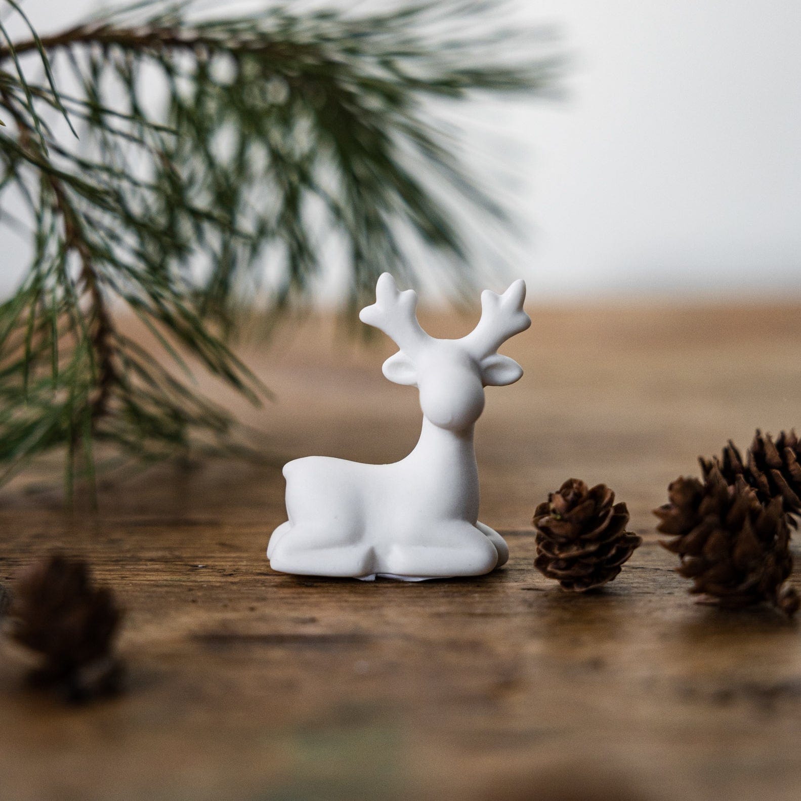 Weihnachtsfigur Rentier Sten sitzend- weiß