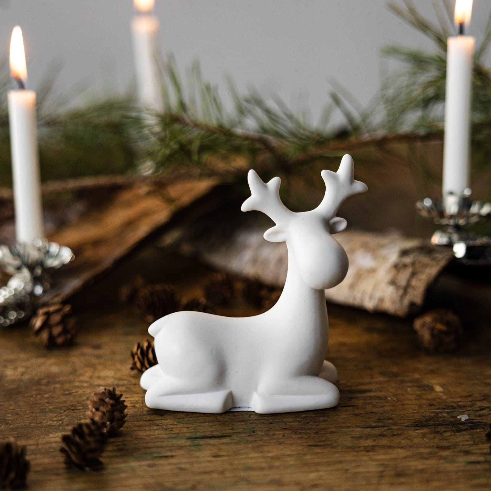 Weihnachtsfigur Rentier Sten sitzend- weiß