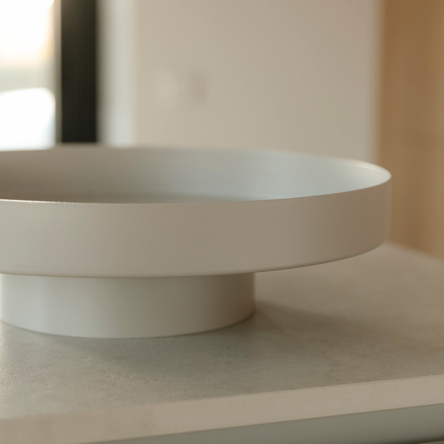 Tablett Erik mit Fuß - helles taupe