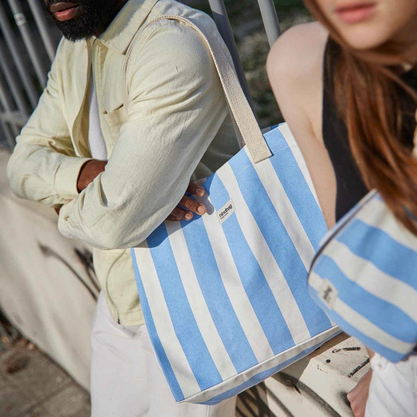 Claude Tragetasche in hellblau - weiß