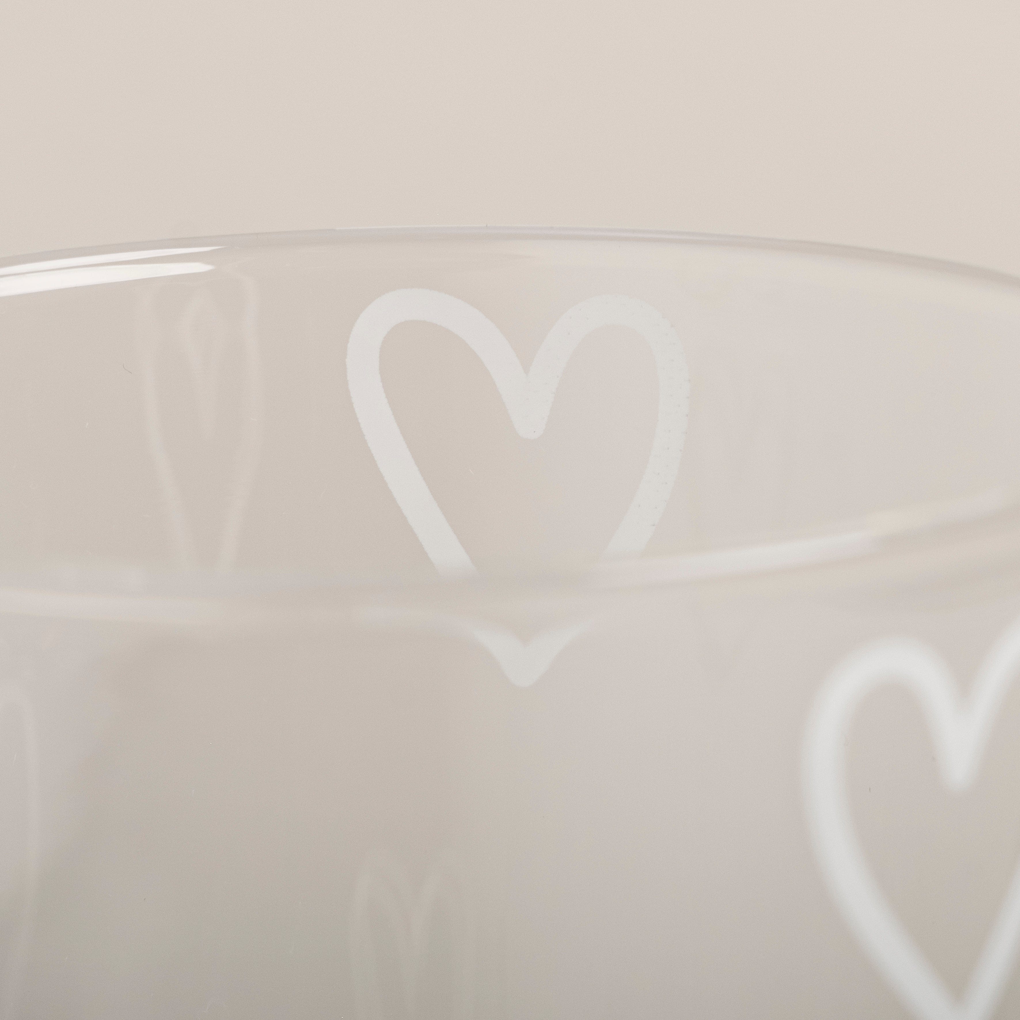 Weißes Trinkglas mit Herzmotiv von Eulenschnitt