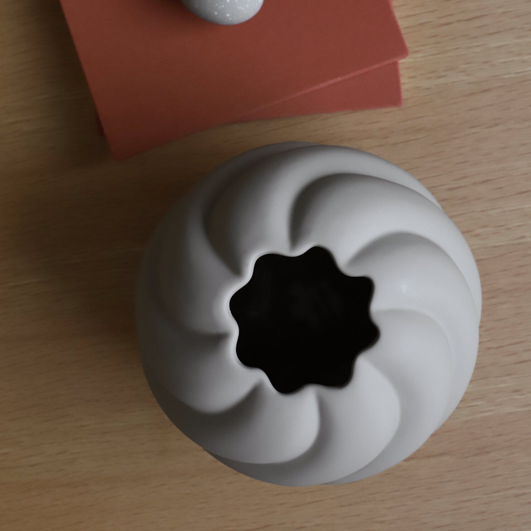 Twisted Ball Vase - sand