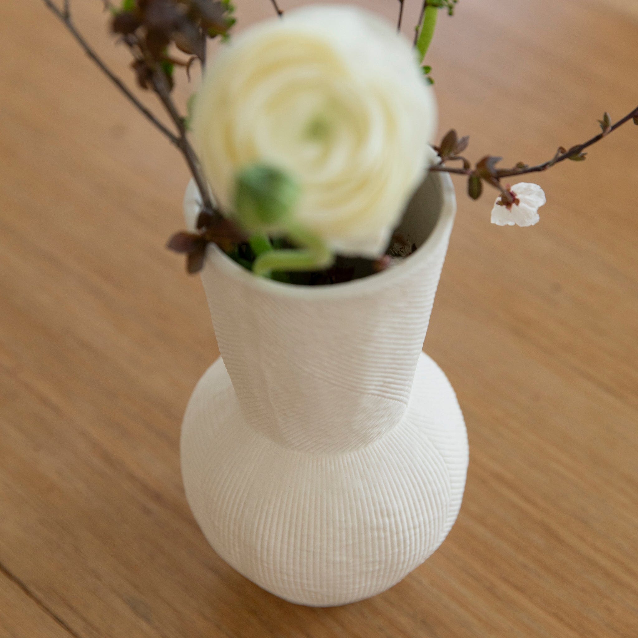 Vase Line mit Struktur - cremeweiß