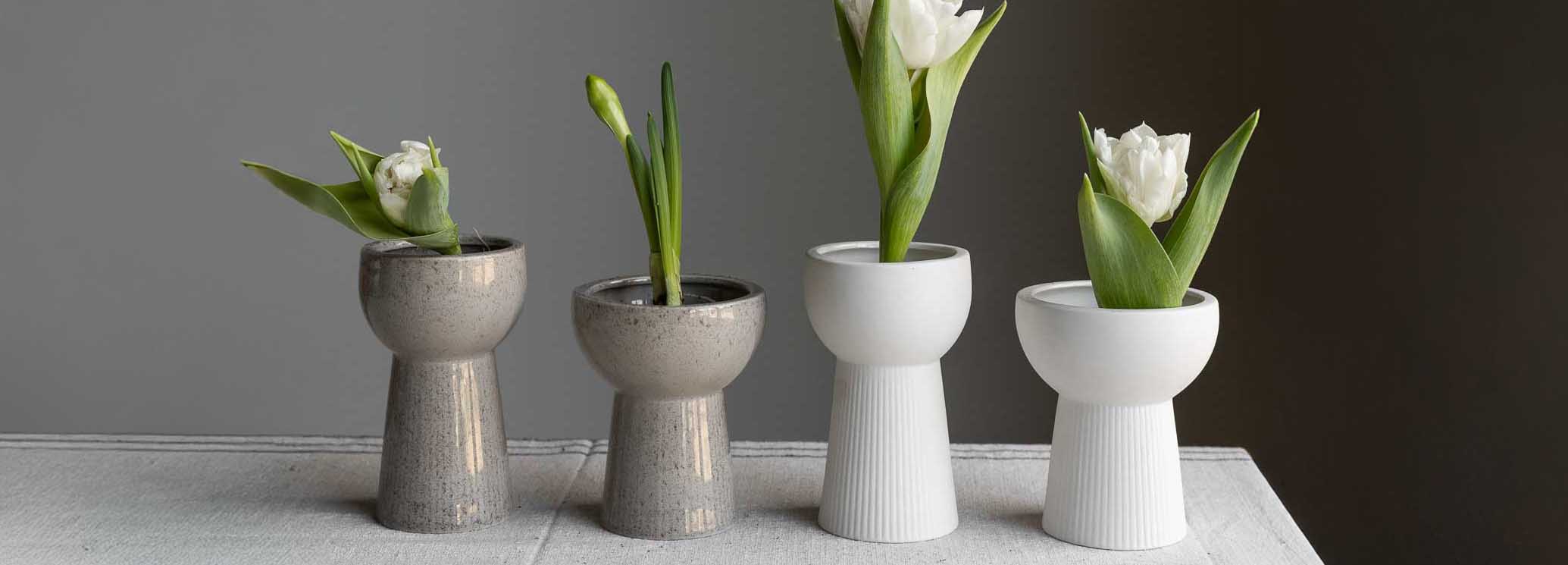 Vase Leryd mit Frühlingsblumen von Storefactory