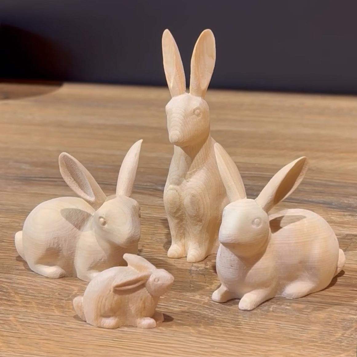 Hasenfamilie - Zirbenholz