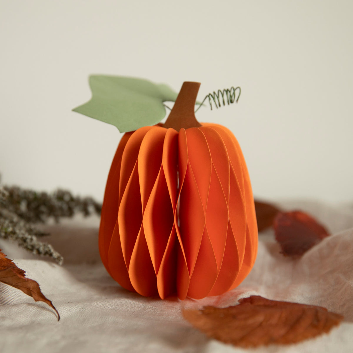 Kürbis hoch mit Blatt aus Papier - orange
