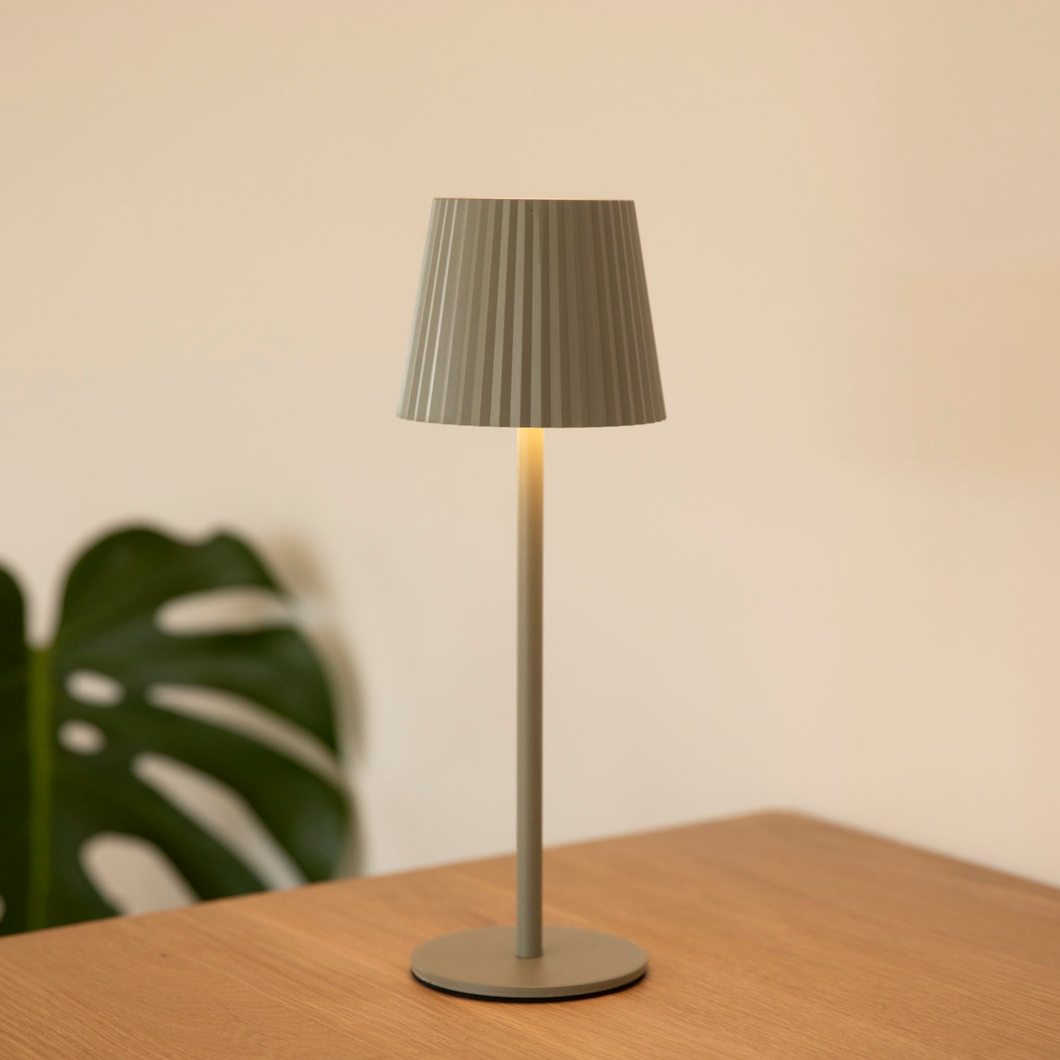 LED Tischlampe Riffel outdoor - olive