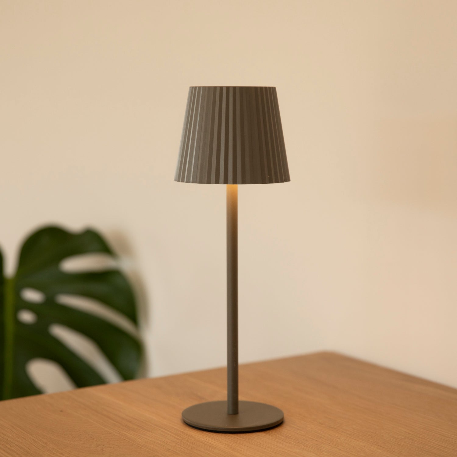 LED Tischlampe Riffel outdoor - taupe