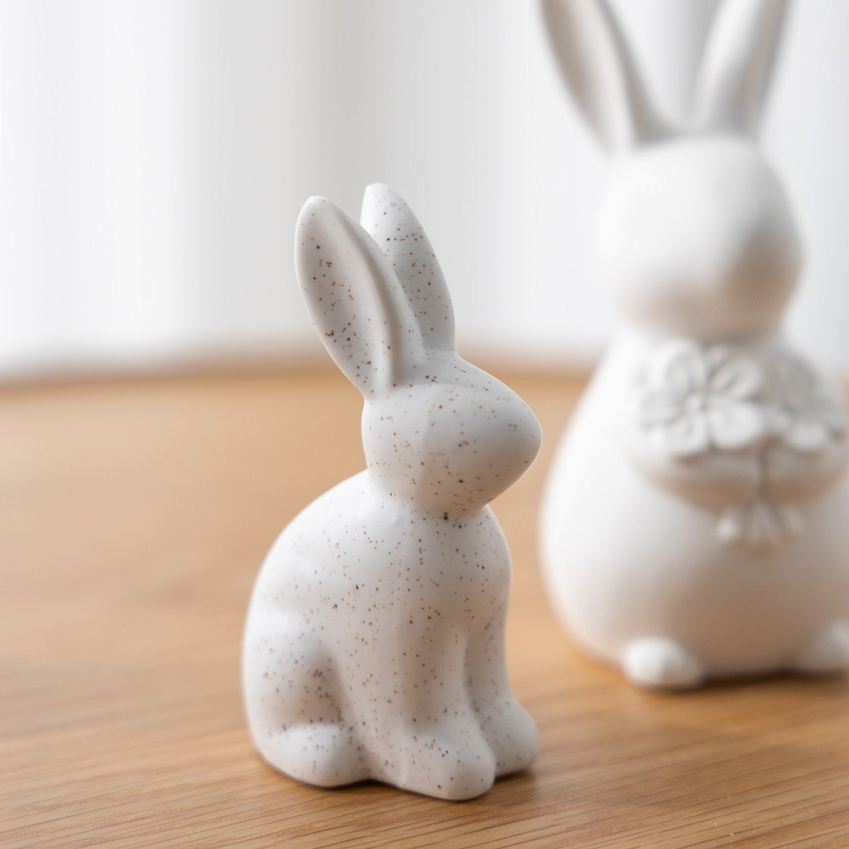 Osterdekoration Hase Ralf - weiß gesprenkelt