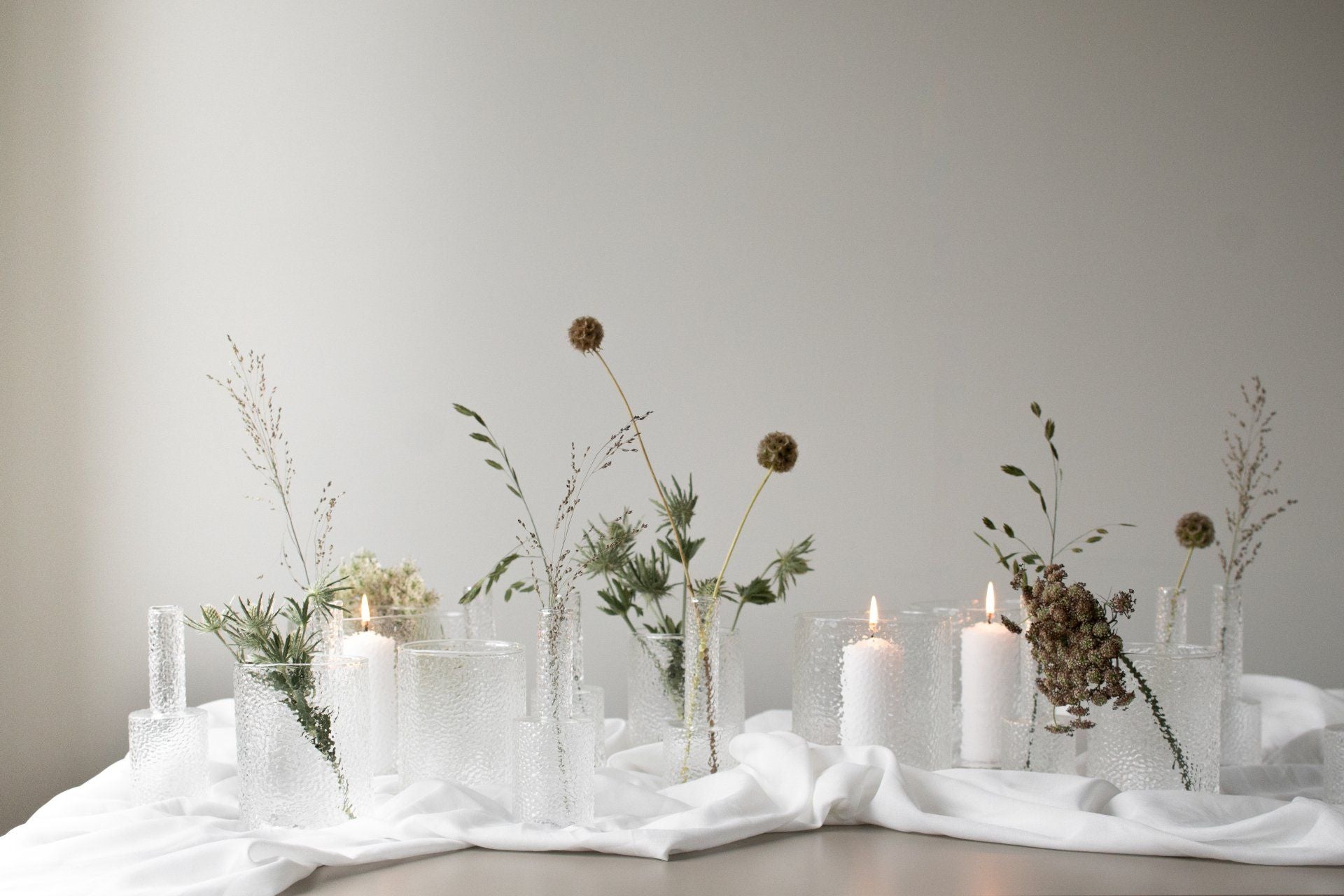 Vasen und Windlichter aus Glas mit Musterung von der schwedischen Firma DBKD.