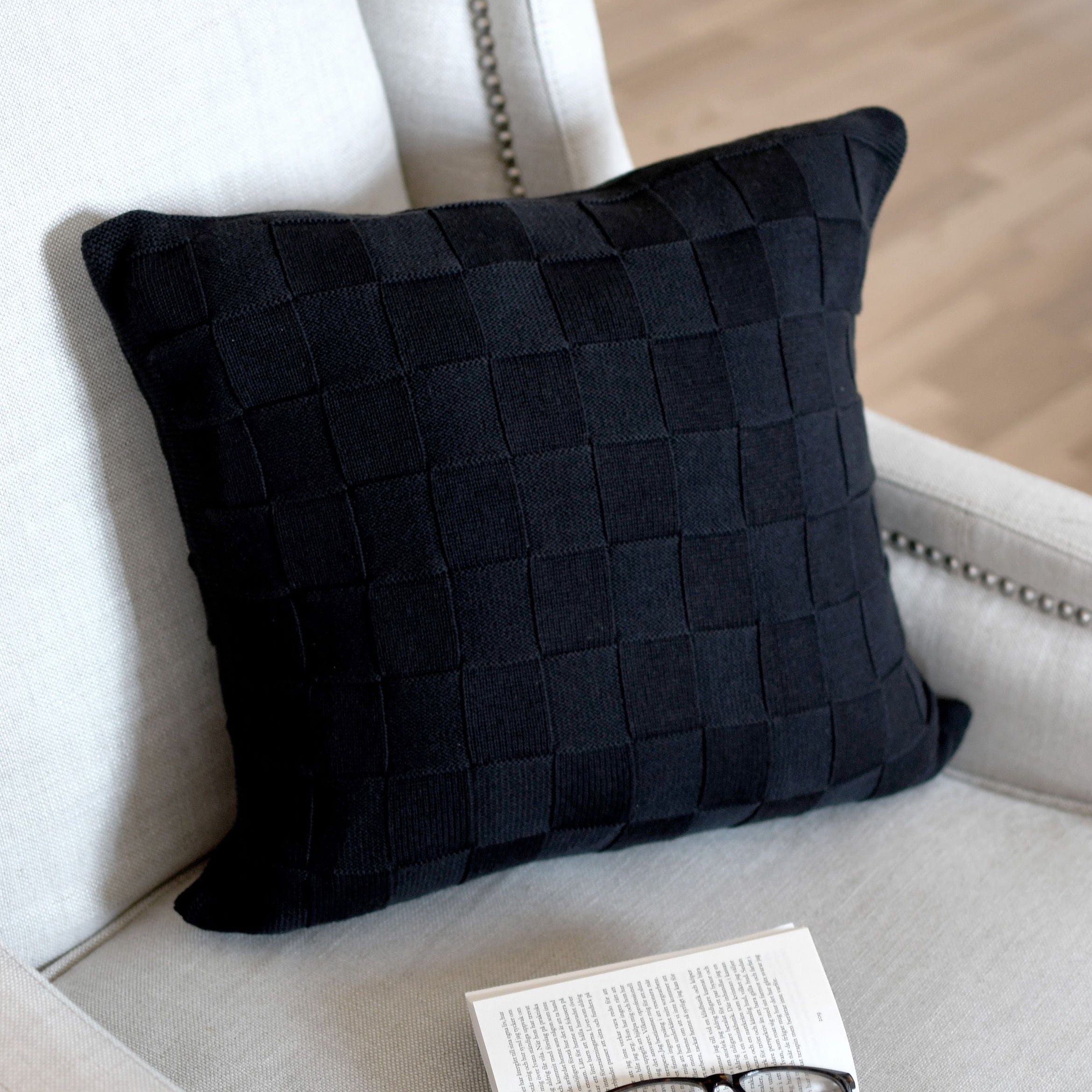 Kissen Lovene in schwarz von Storefactory aus Baumwolle