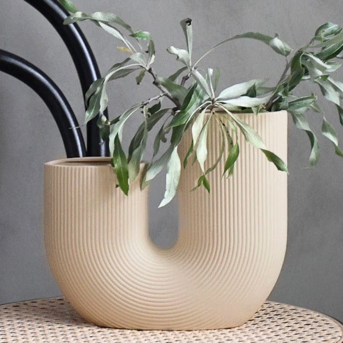 Vase Stravalla in Beige mit Rillen geschwungen zwei Öffnungen Skandi Design Storefactory