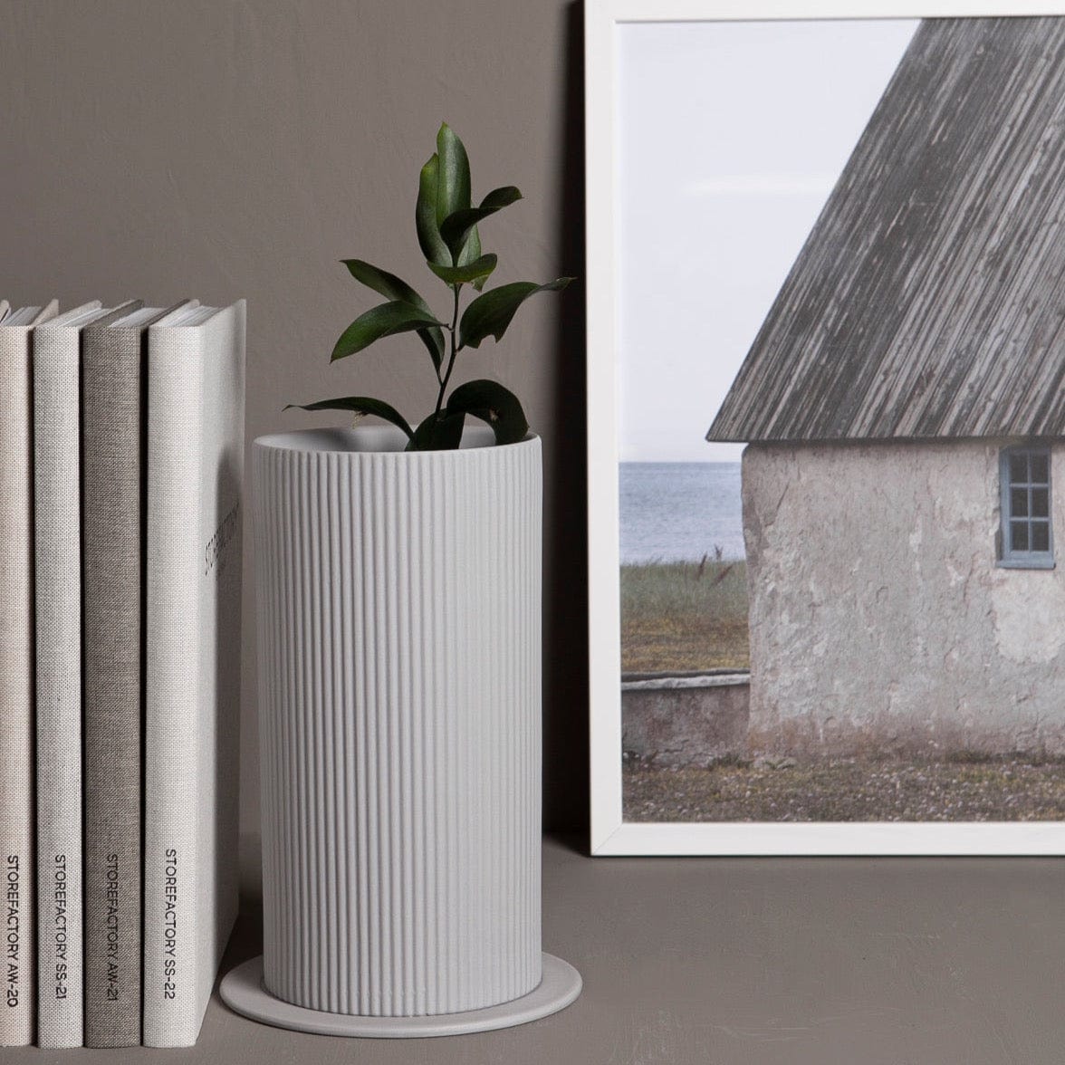 Vase Ede hellgrau hoch mit Rillen Storefactory Skandi Design