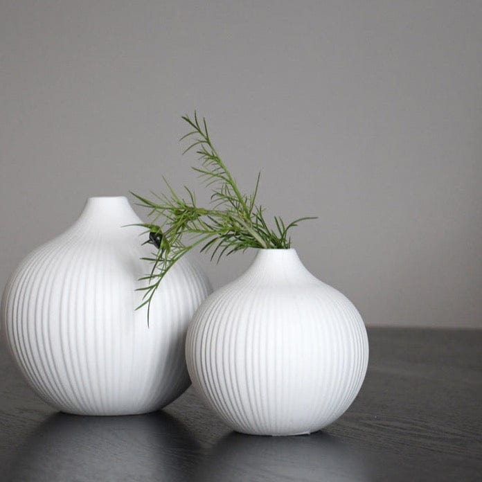 Runde Vase Fröbacken aus Keramik von Storefactory in Weiß mit Rillen