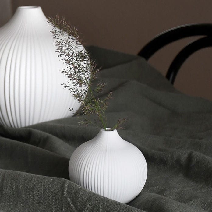 Runde Vase Fröbacken aus Keramik von Storefactory in Weiß mit Rillen