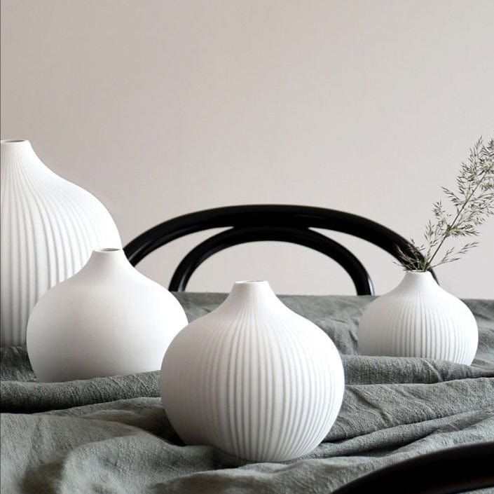 Runde Vase Fröbacken aus Keramik von Storefactory in Weiß mit Rillen