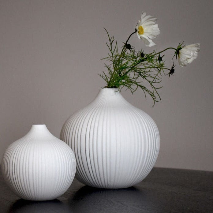 Runde Vase Fröbacken aus Keramik von Storefactory in Weiß mit Rillen