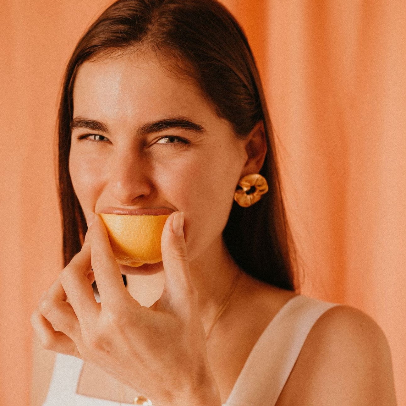 Ohrringe 'Georgie' aus Porzellan in gold - mkono