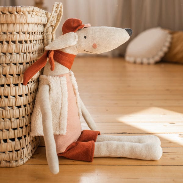 Kuscheltier Hund mit Mütze und Halsband aus Strickstoff