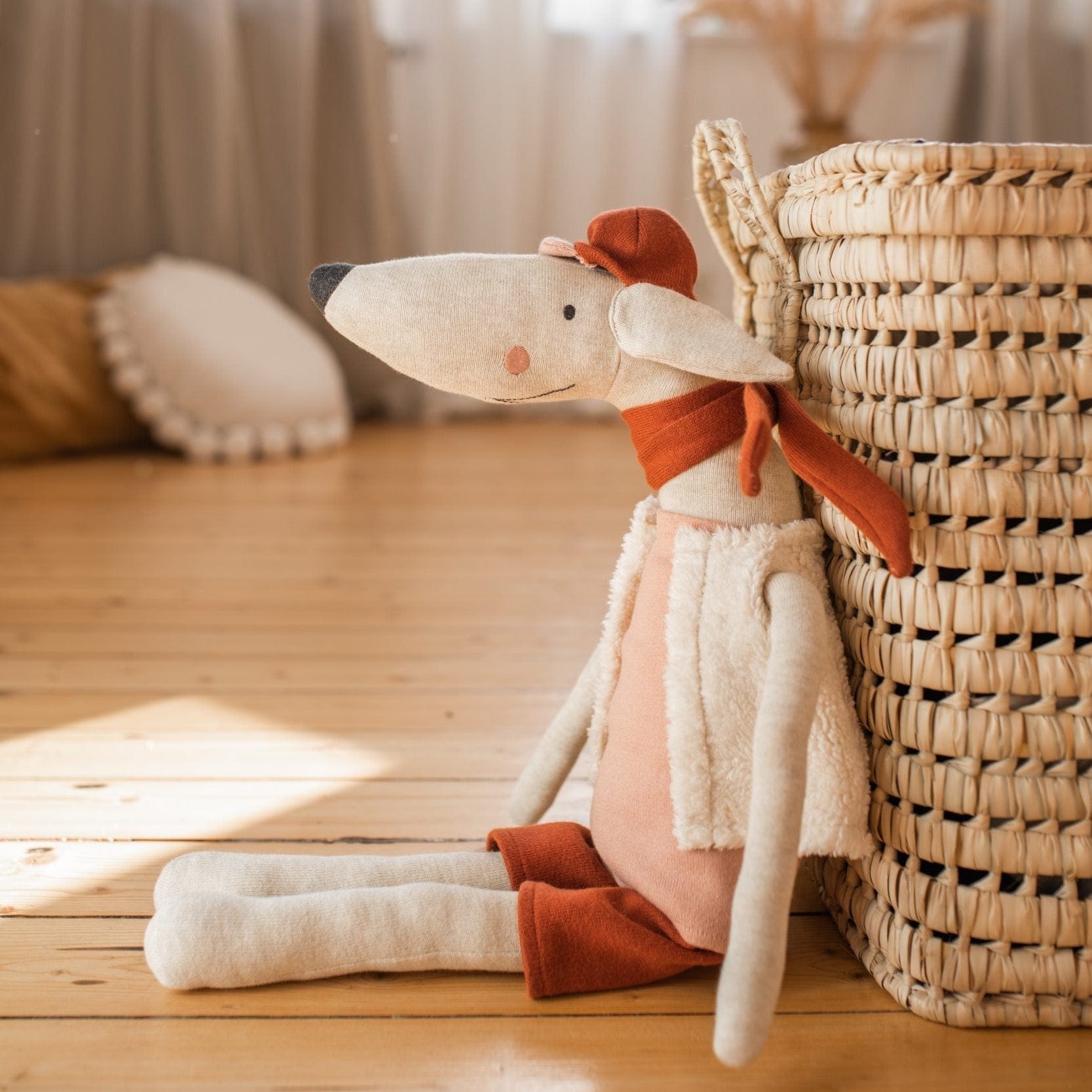 Kuscheltier Hund mit Mütze und Halsband aus Strickstoff