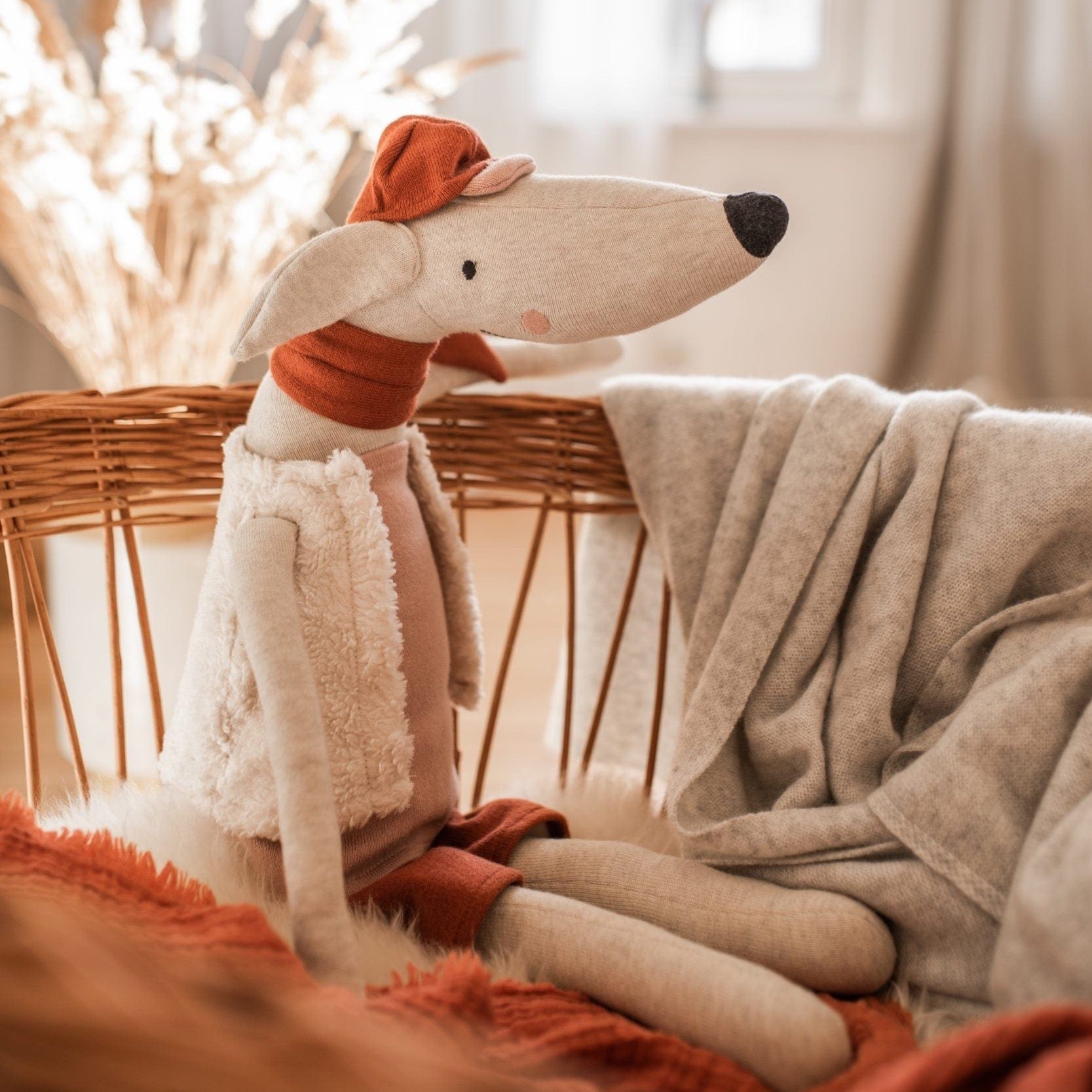 Kuscheltier Hund mit Mütze und Halsband aus Strickstoff