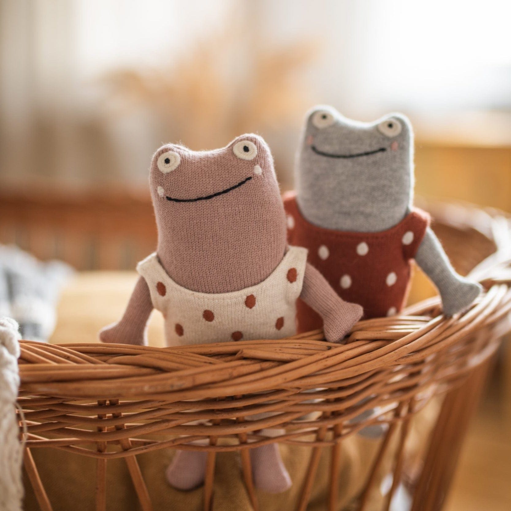 Babyrassel Frosch aus Strickstoff in Grau