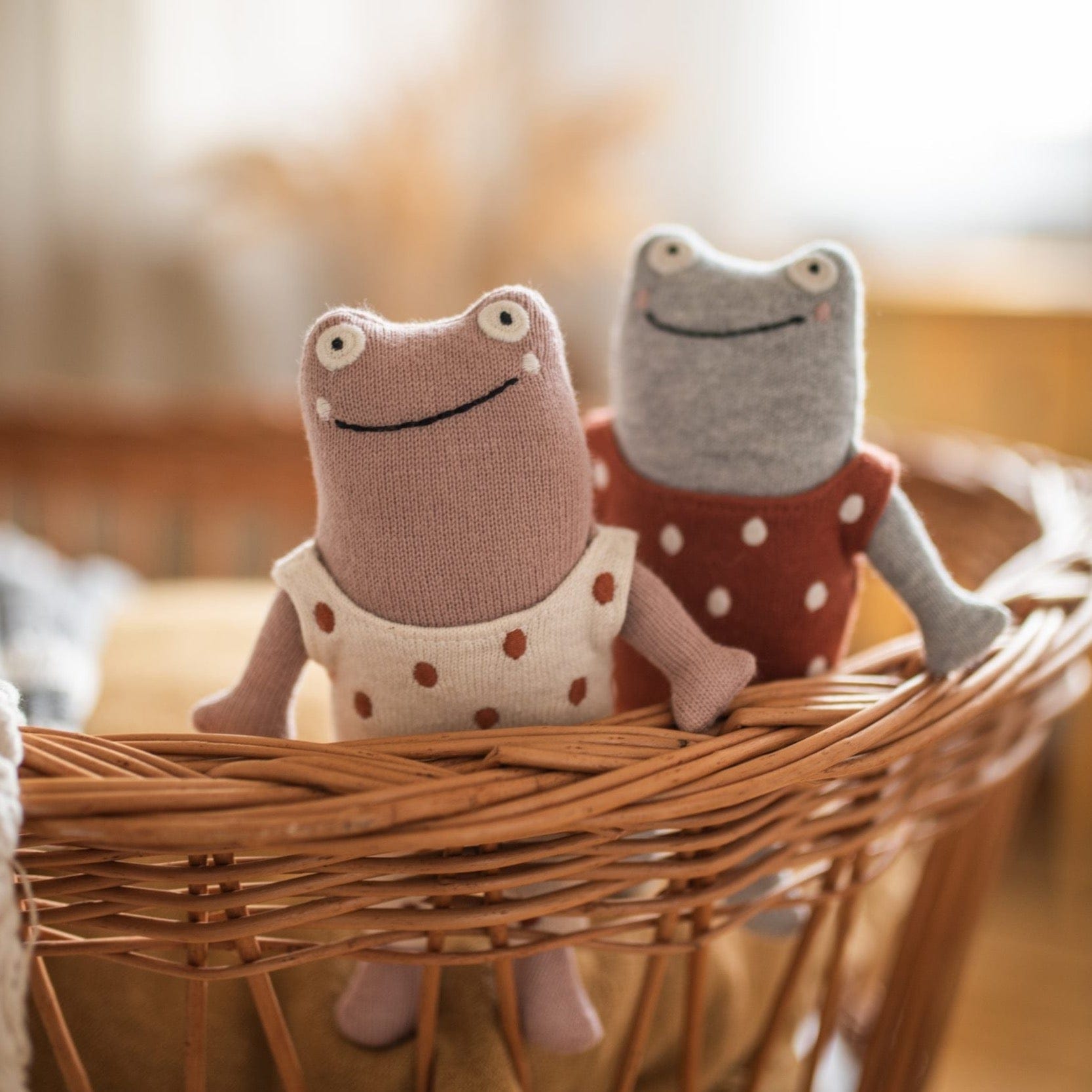 Babyrassel Frosch aus Strickstoff in Grau