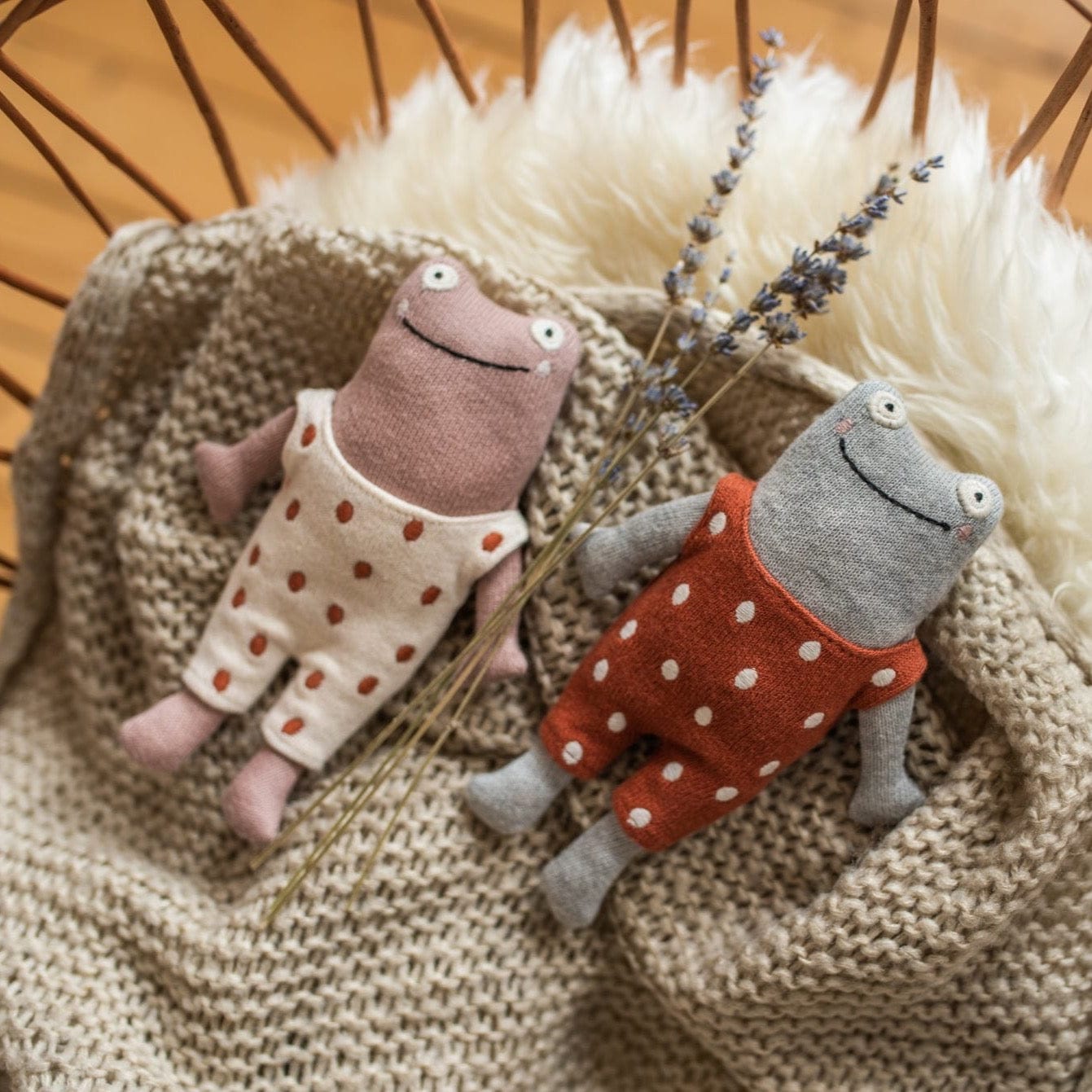 Babyrassel Frosch aus Strickstoff in Grau