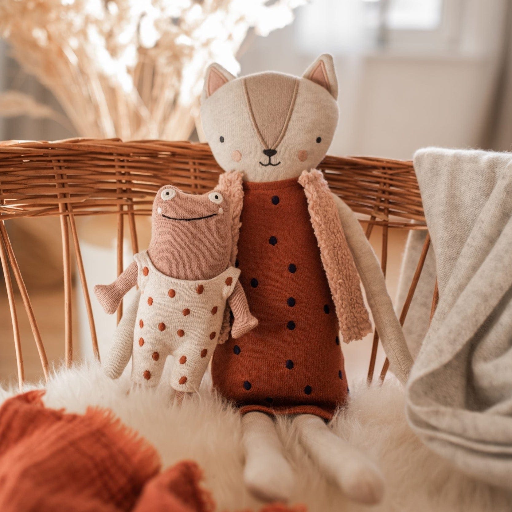 Babyrassel Frosch aus Strickstoff in Grau