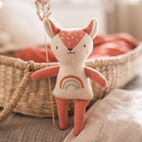 Babyrassel Reh mit Regenbogenshirt - rose