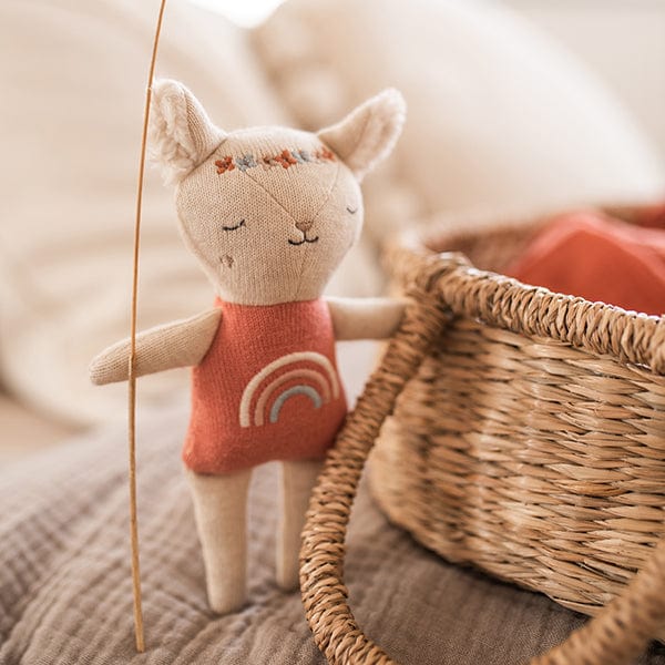 Babyrassel Lamm mit Regenbogenshirt - rose