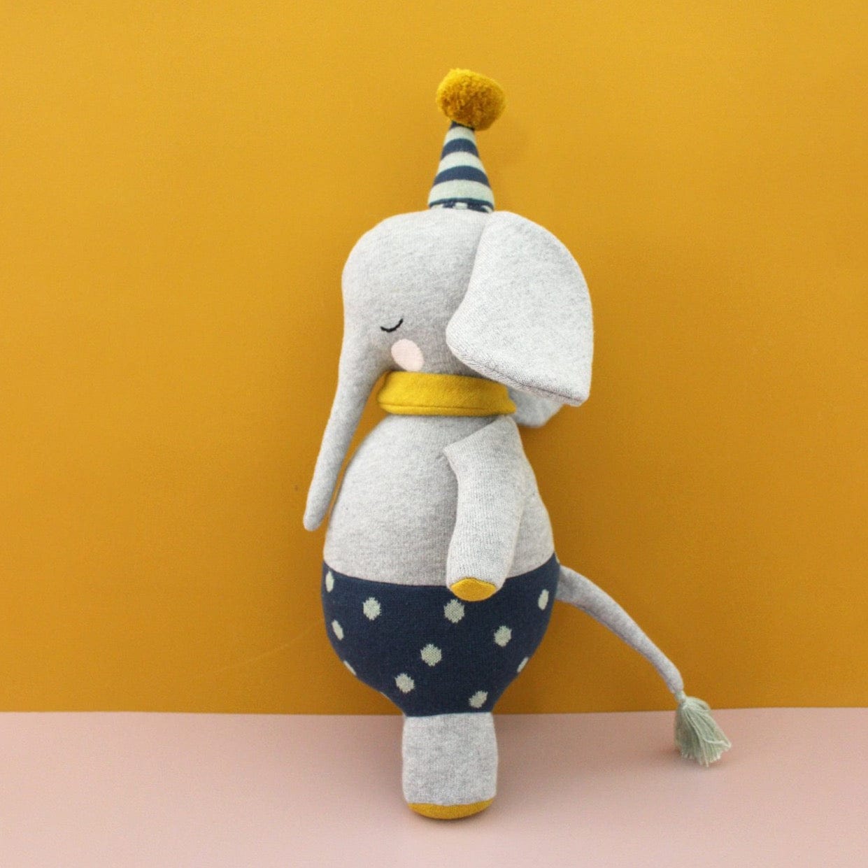 Kuscheltier Elefant aus Strickstoff