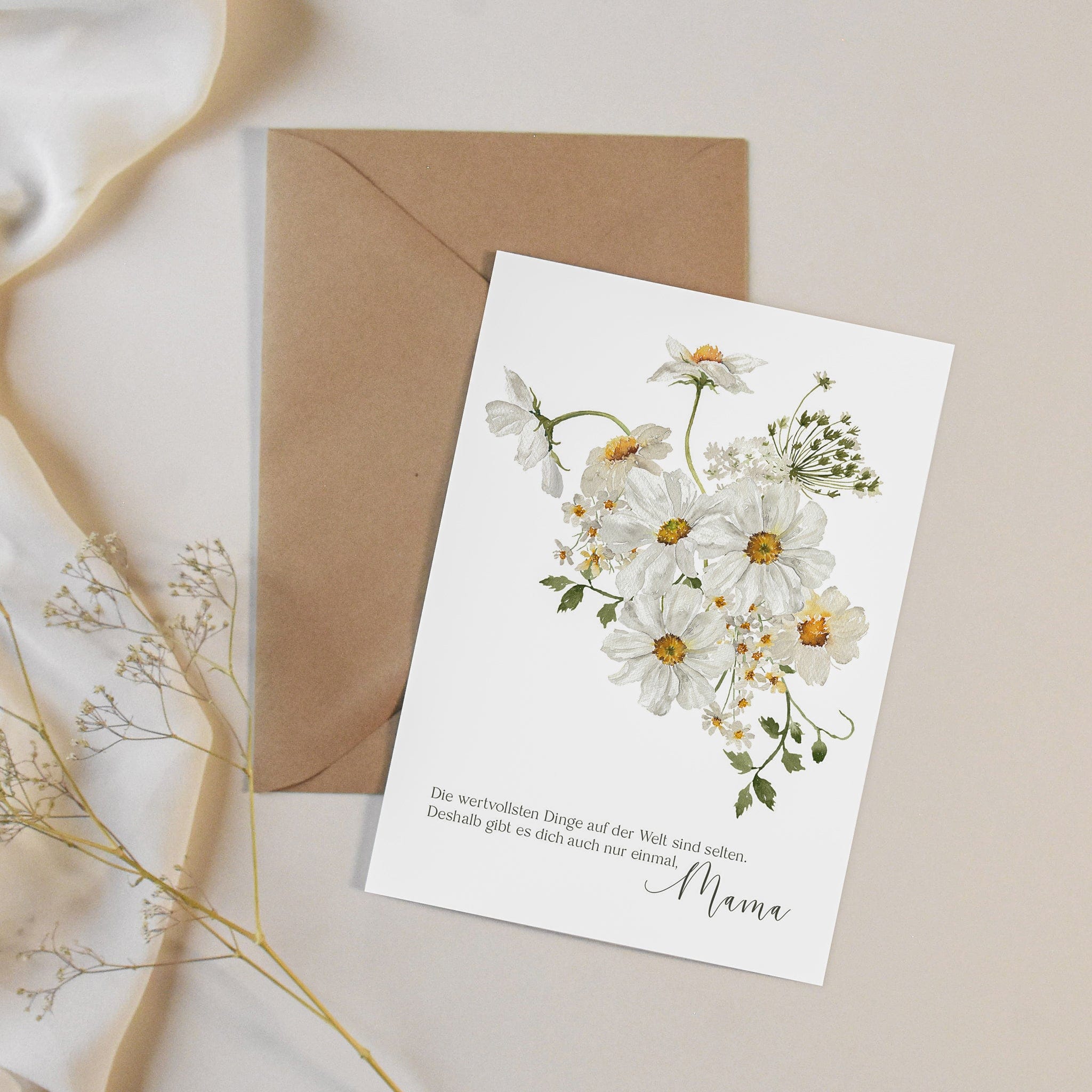 Muttertagskarte mit Blumenmotiv und Spruch in weiß, gelb und grün