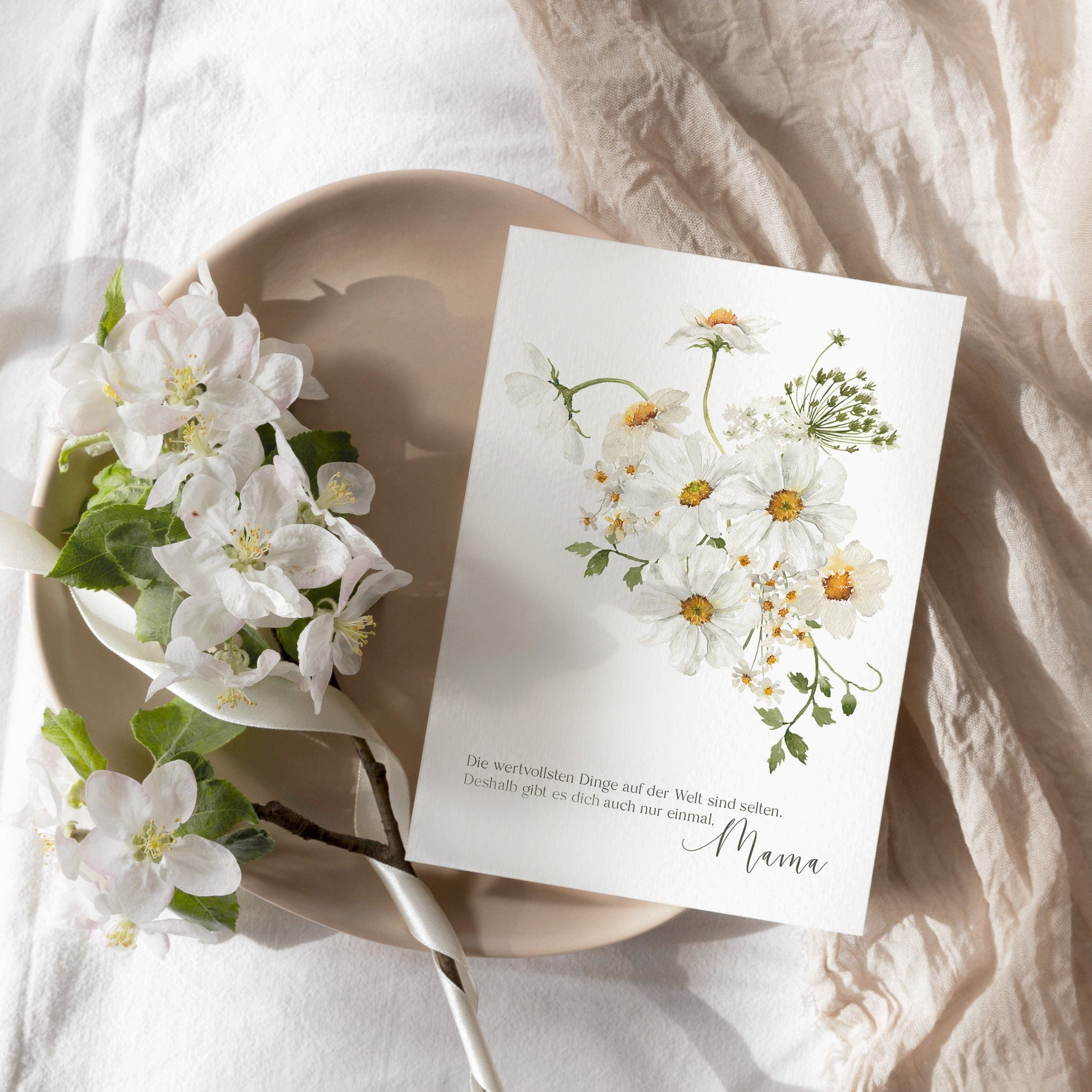 Muttertagskarte mit Blumenmotiv und Spruch in weiß, gelb und grün