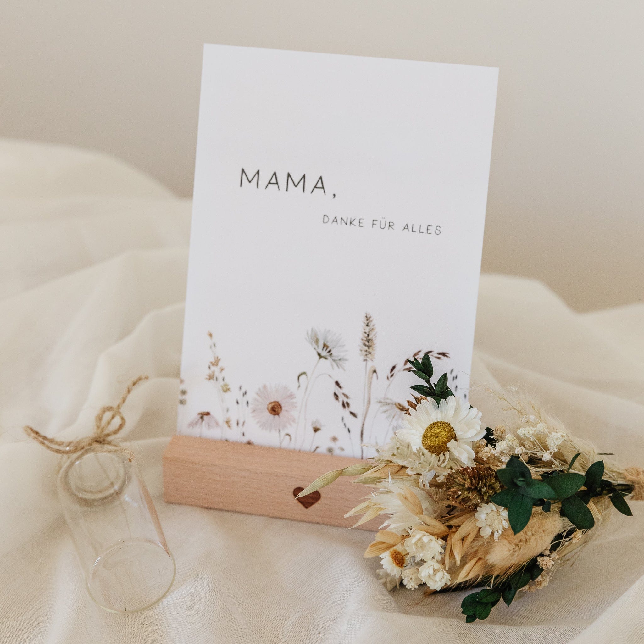Muttertag Geschenkset mit Grußkarte, Kartenständer und Trockenblumenstrauß in einer Glasvase