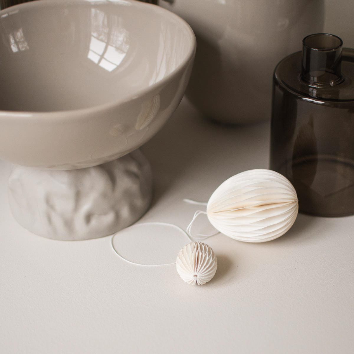 Ovoid Osterei aus Papier - weiß