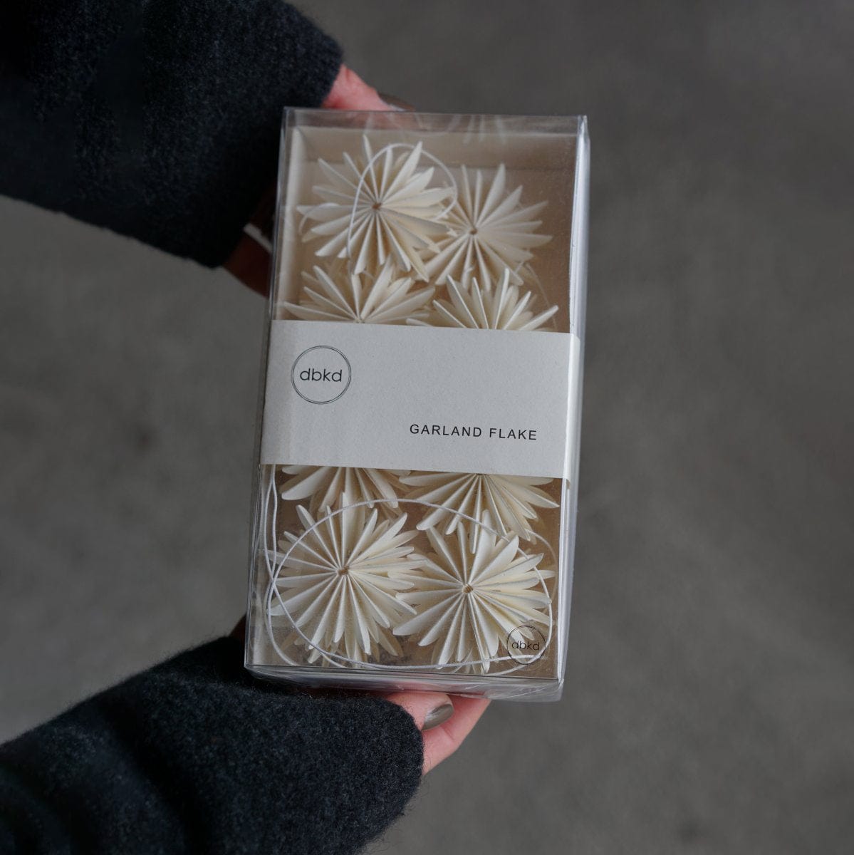 Papiergirlande Flake Schneeflocken - weiß