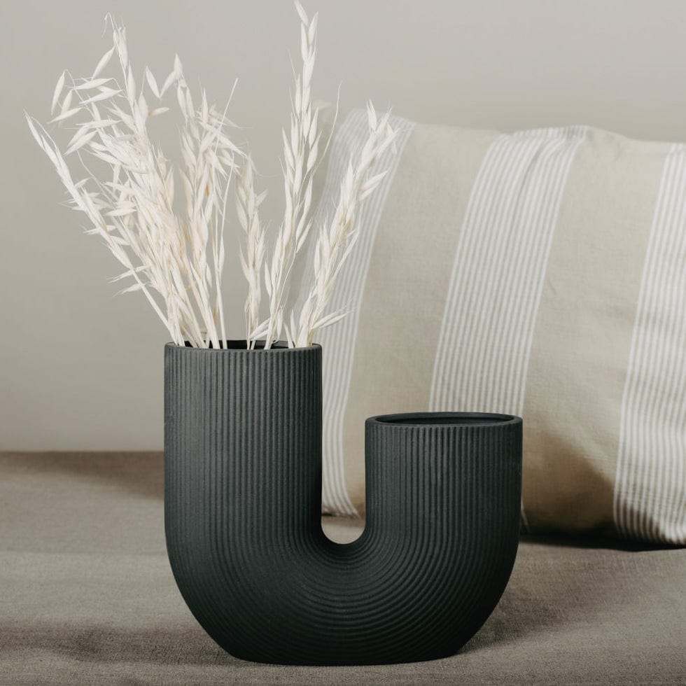 Vase Stravalla in anthrazit mit Rillen geschwungen zwei Öffnungen Skandi Design Storefactory