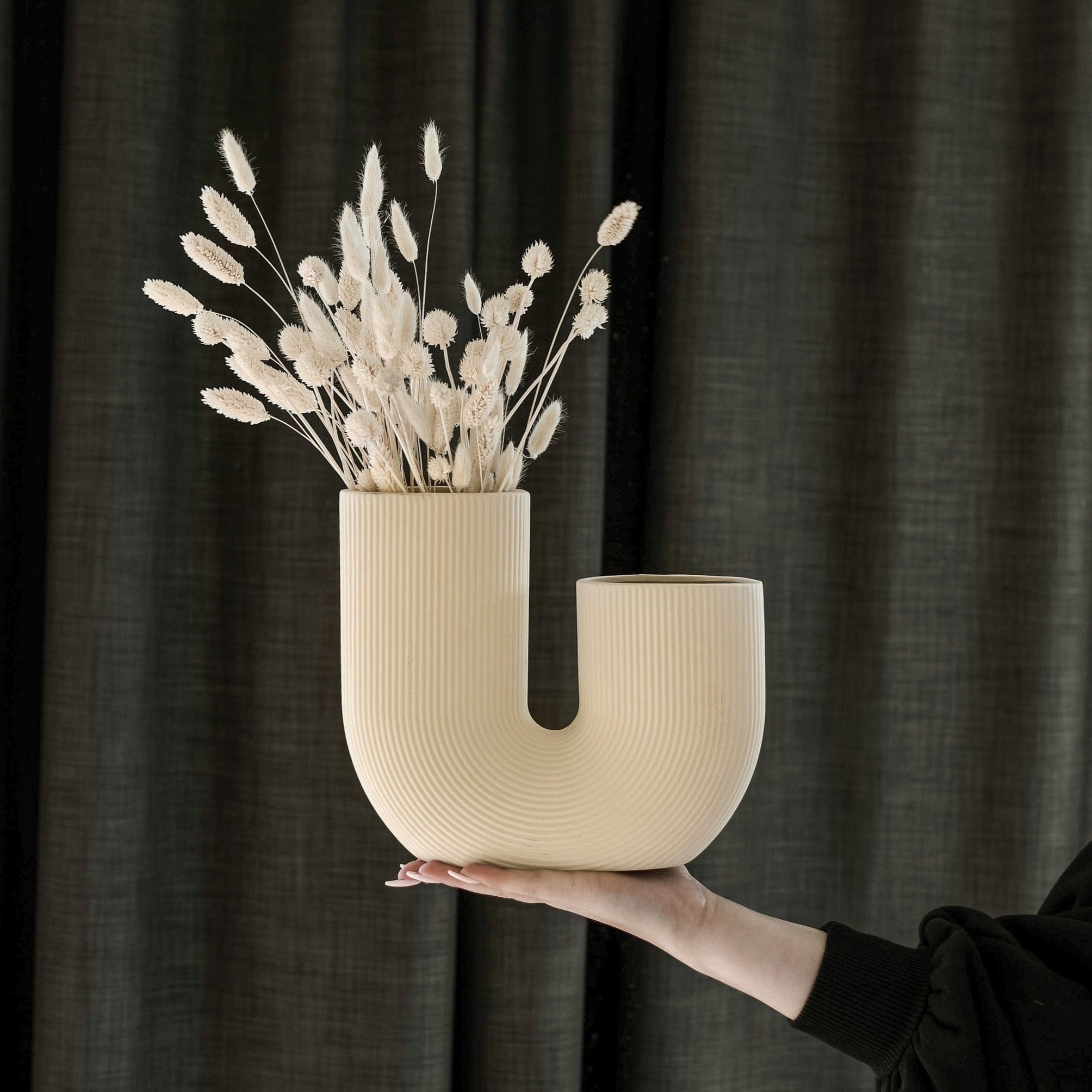 Vase Stravalla in Beige mit Rillen geschwungen zwei Öffnungen Skandi Design Storefactory