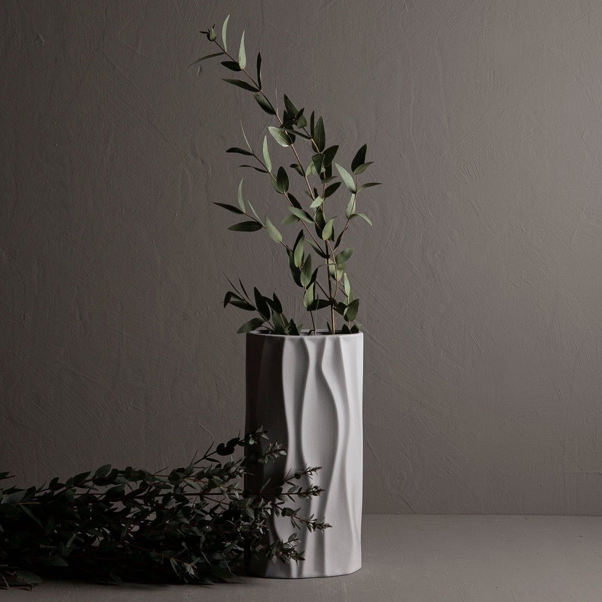 Vase Enviken von Storefactory aus Keramik im Skandi Stil für Trockenblumen und frische Blumen in hellgrau