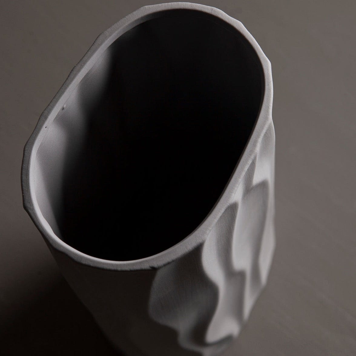 Vase Enviken von Storefactory aus Keramik im Skandi Stil für Trockenblumen und frische Blumen in hellgrau