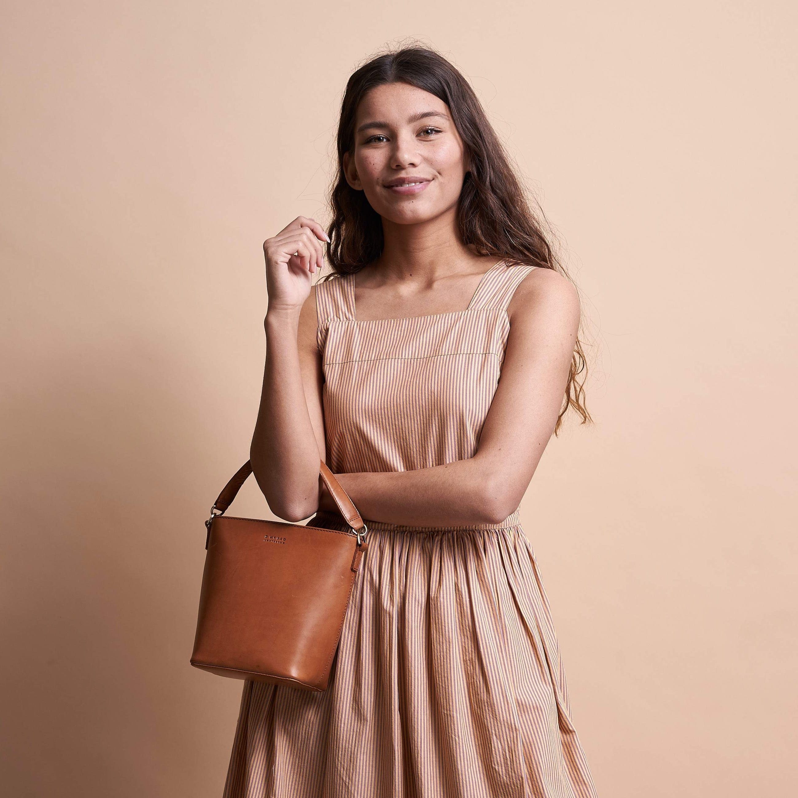 Bobbi Bucket Tasche Midi - Leder Cognac